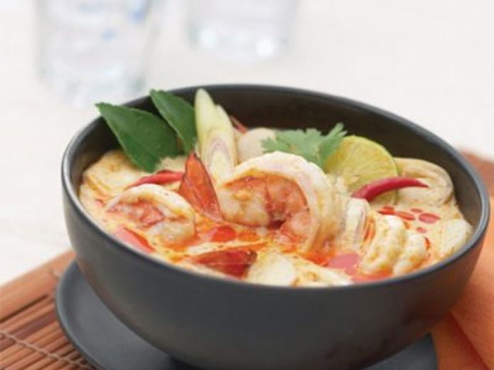 Global EAT - Tom Yum Goong: Spicy Thai Prawn Soup with Chili