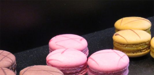 Coconut Macaroon and Flambéed Banana: Simple and Appealing Global EAT - Coconut Macaroon and Flambéed Banana: Simple and Appealing