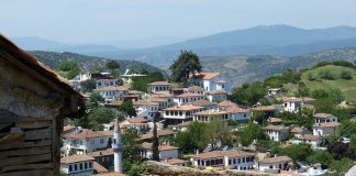 Unfollow the Crowd, Go Where The Locals Go Global EAT - Unfollow the Crowd, Go Where The Locals Go