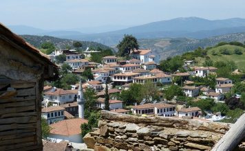 Unfollow the Crowd, Go Where The Locals Go Global EAT - Unfollow the Crowd, Go Where The Locals Go